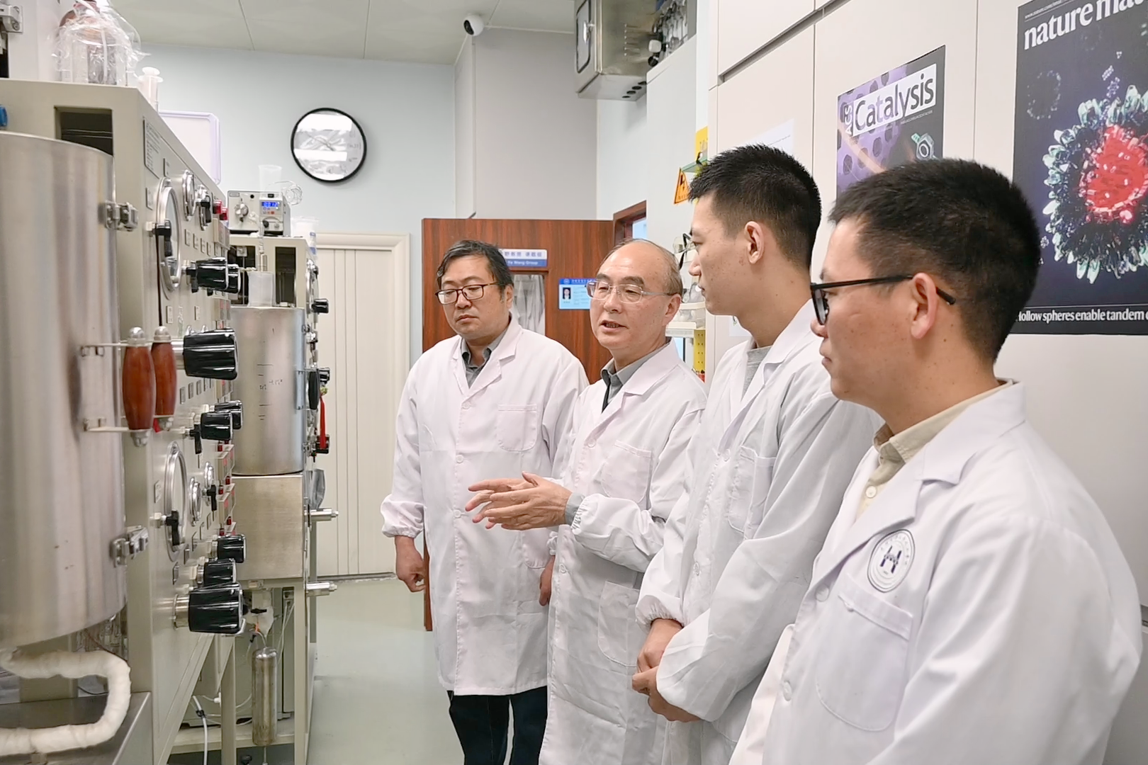 王野教授、傅钢教授 成康教授 曾雷博士等人在实验室_副本png
