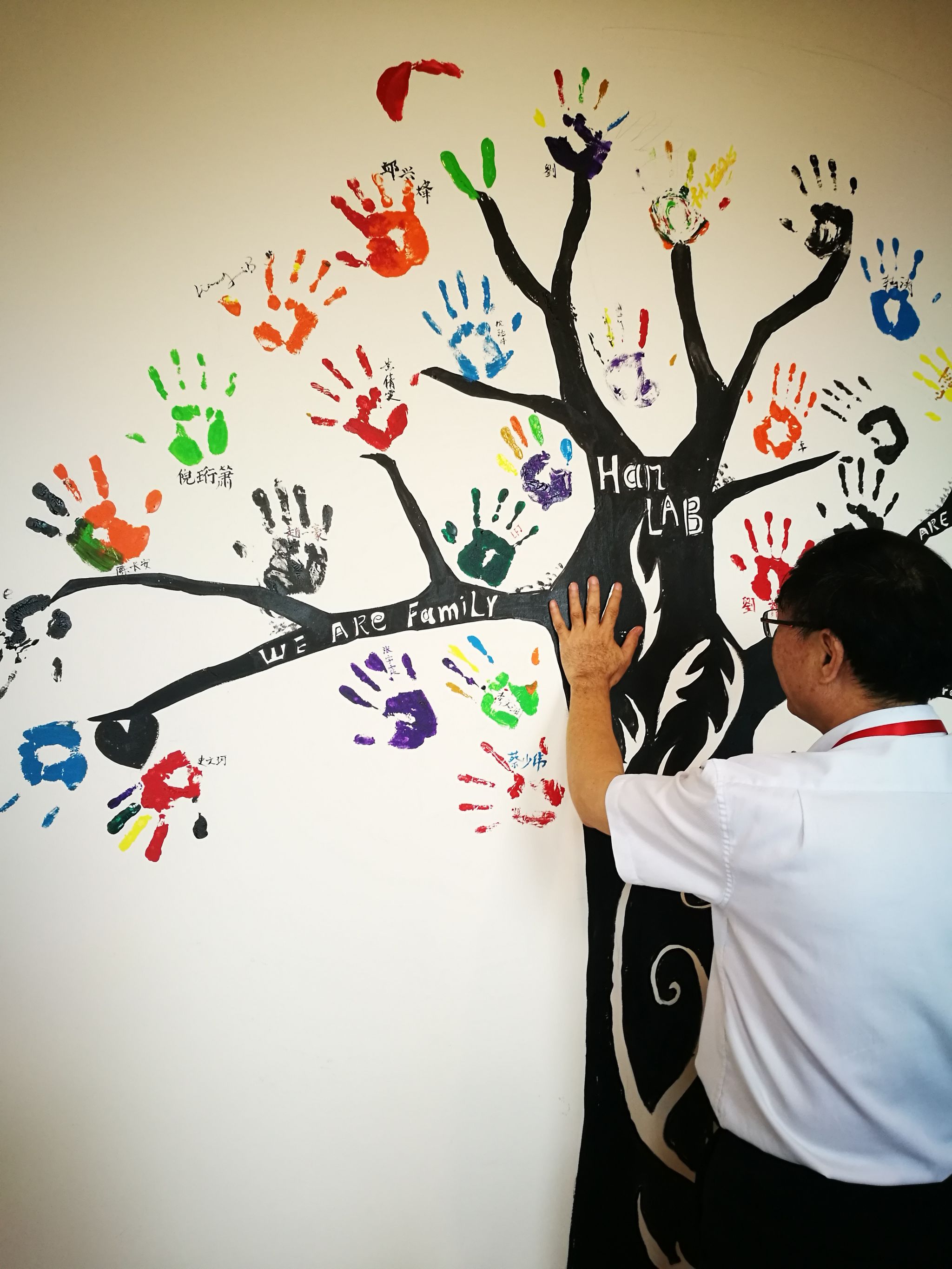 韩家淮与同学共同创作的“family tree”.jpg